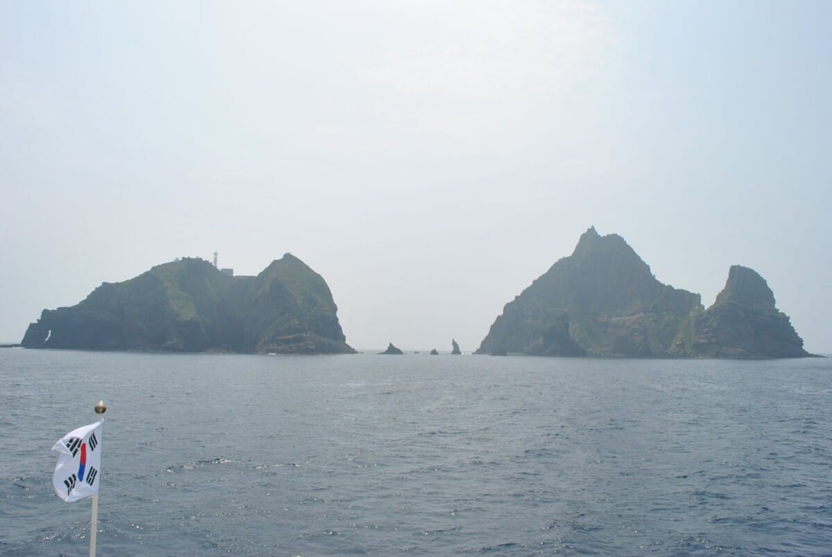 독도 여객선에서 바라본 독도 동도와 서도