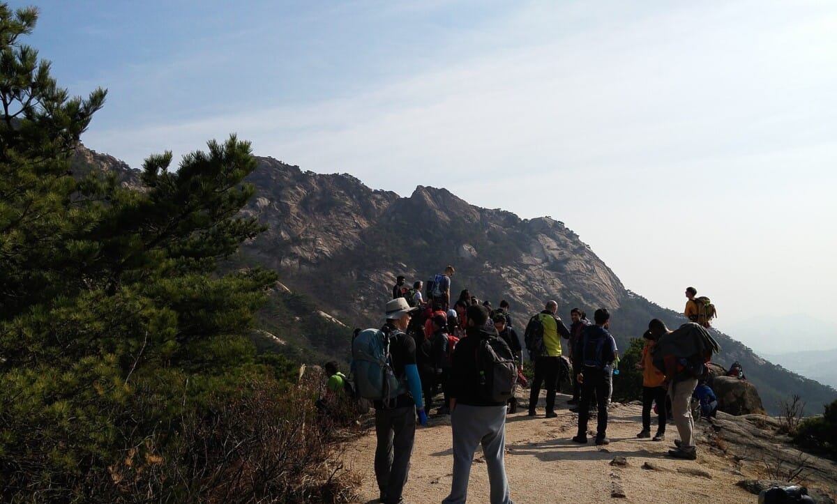 배낭을 멘 등산객들이 산 능선 길을 걷는 모습