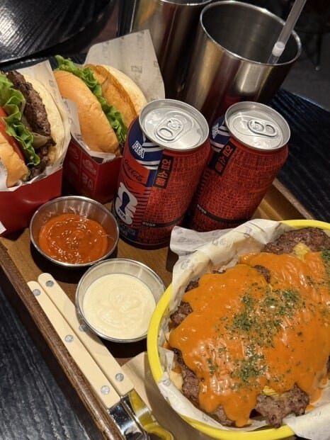 헝그리몬스터에서 주문한 버거·아메리칸 더티 프라이즈·음료 한 상