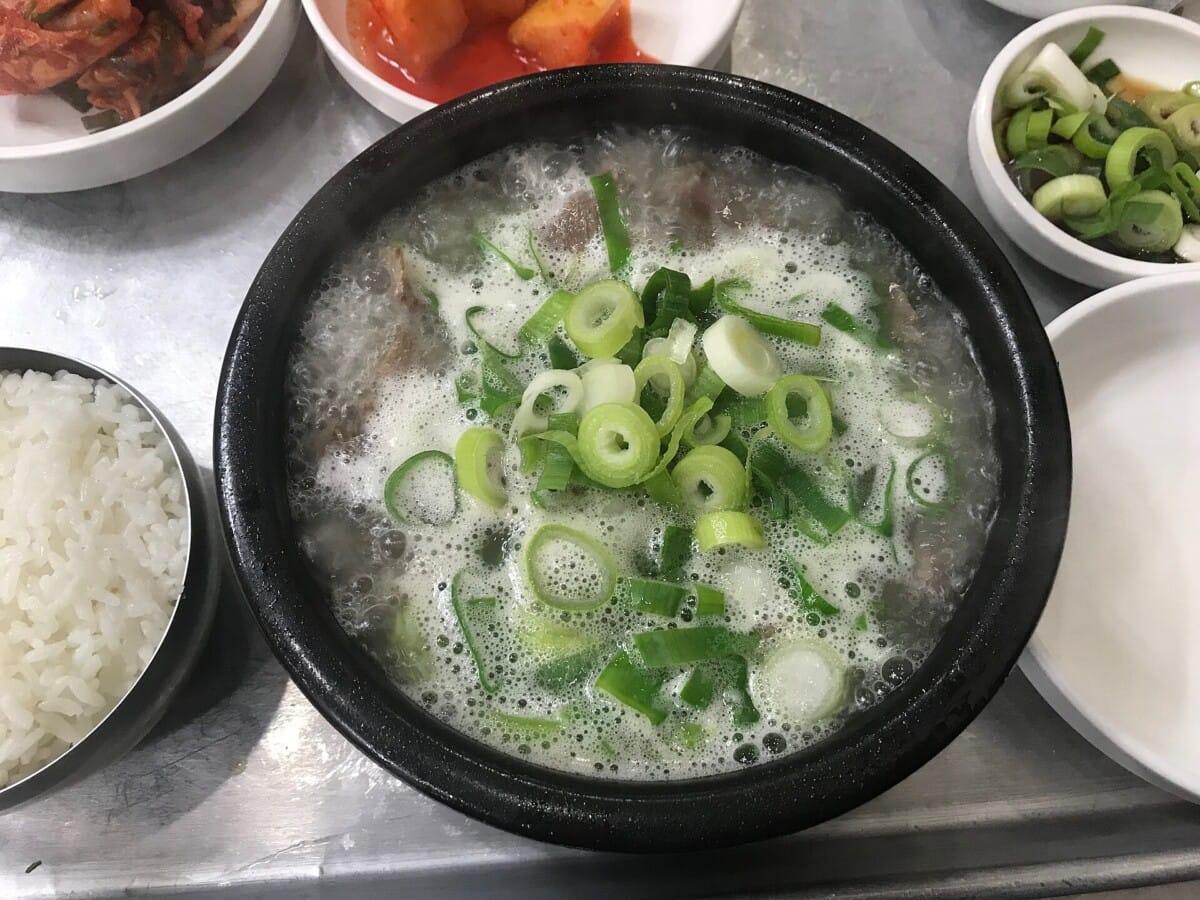 대파를 듬뿍 올린 뚝배기 국밥과 공기밥
