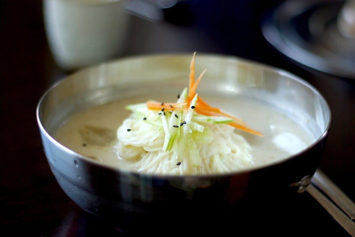 뽀얀 콩국에 소면과 오이채를 올린 여름 콩국수 한 그릇