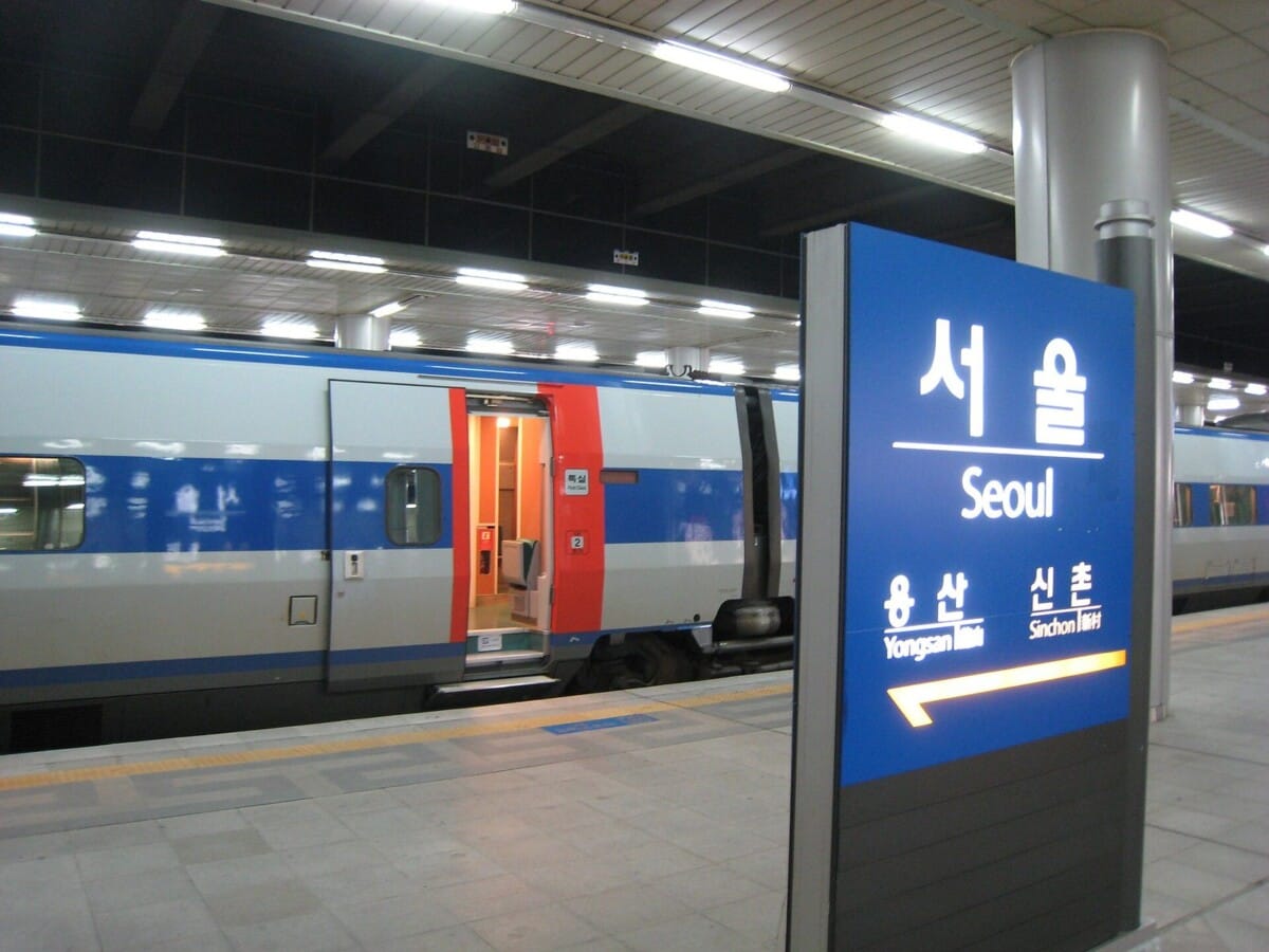 서울역 승강장에 정차한 KTX 열차와 '서울 Seoul' 역명 표지판