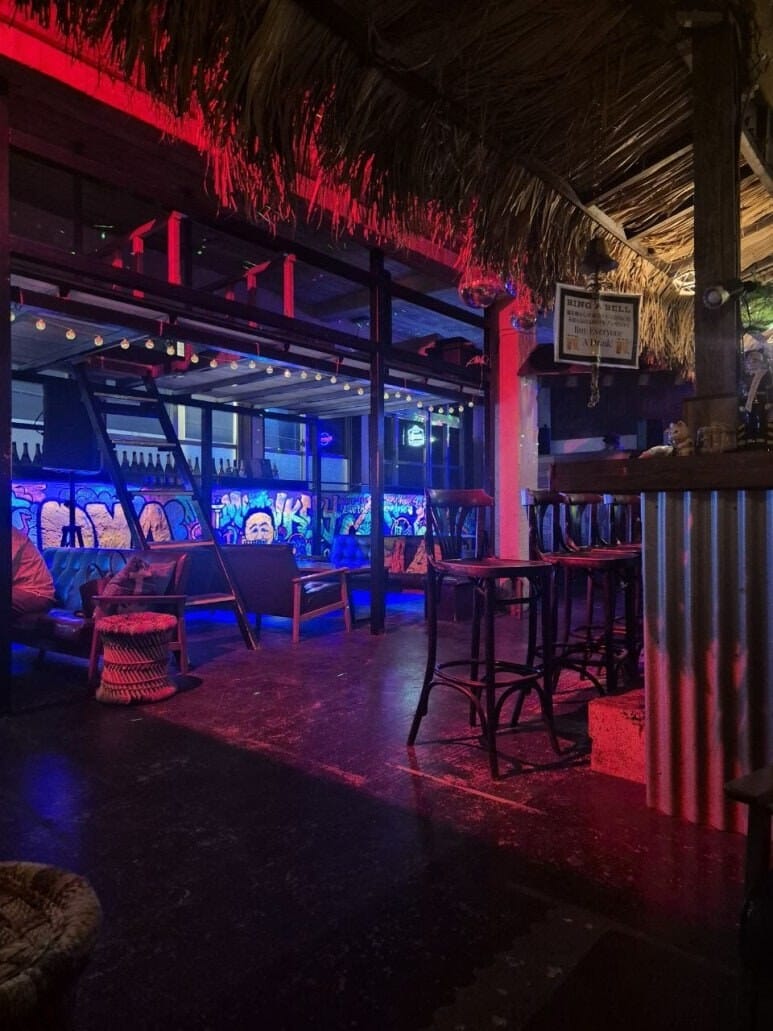 붉고 푸른 조명이 어우러진 DNA MUSIC BAR 내부