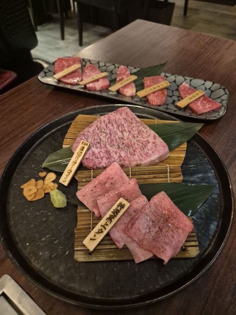 마블링이 촘촘한 미야코규 와규 모둠 접시