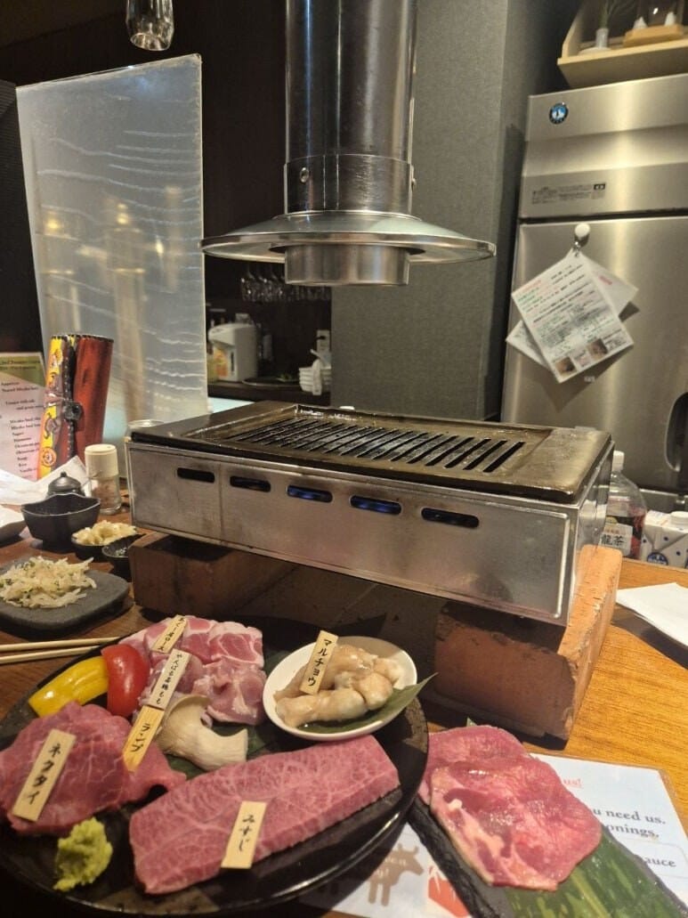 야키니쿠 나카오의 숯불 그릴과 소고기 모둠 접시