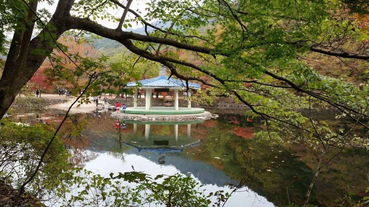 초가을 단풍이 물들기 시작한 내장산 국립공원 우화정과 연못
