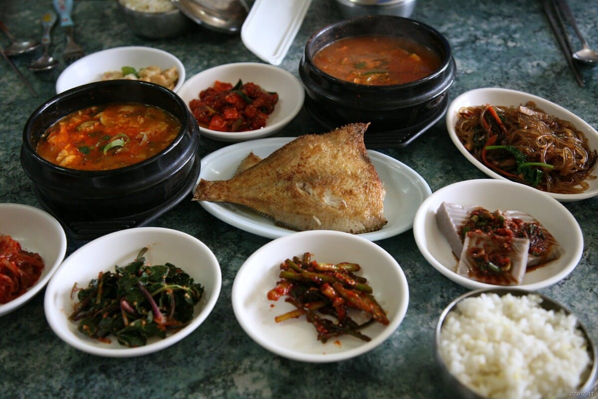 생선구이와 매운탕, 밑반찬이 차려진 동해안 횟집 상차림