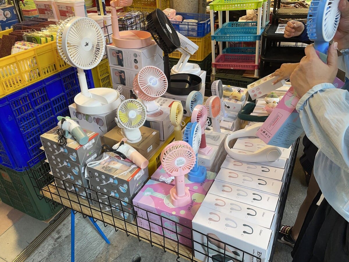 다양한 종류의 휴대용·무선 선풍기가 진열된 모습, 휴대용 선풍기 고르는 법 예시 이미지