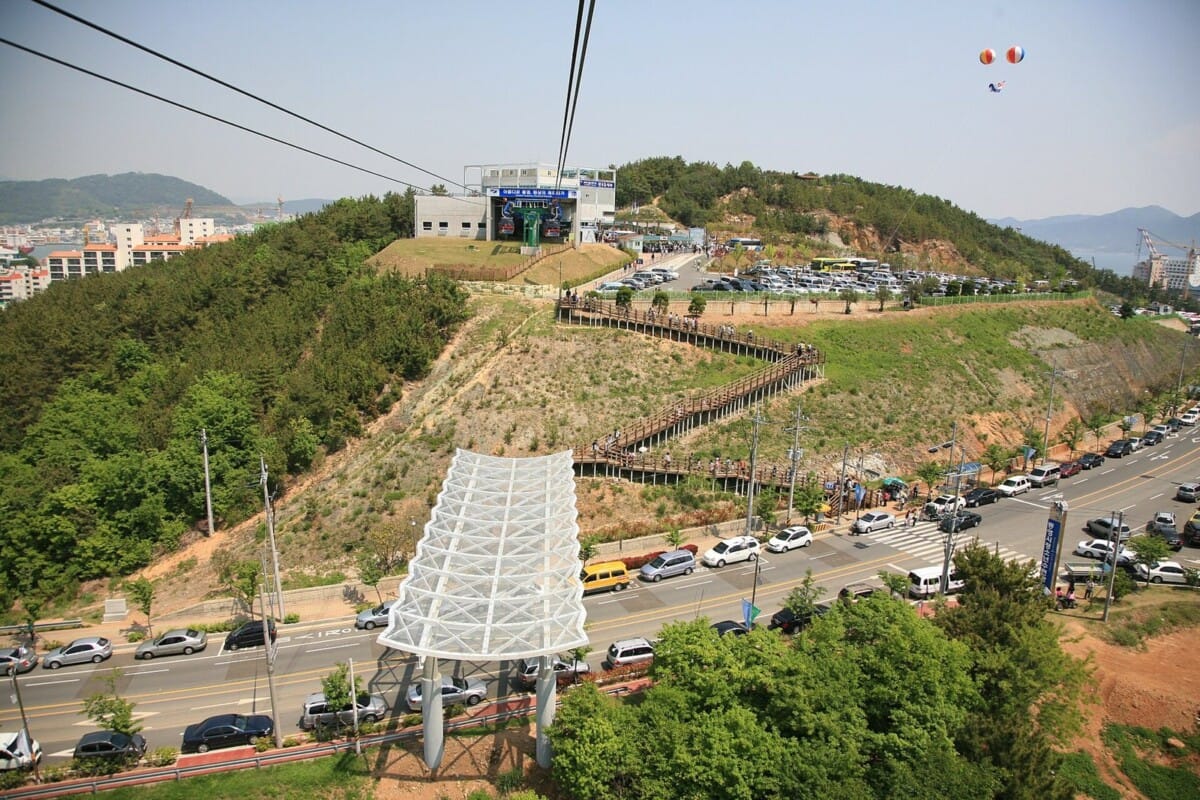통영 한려수도 조망 케이블카 하부 승강장과 주차장 전경