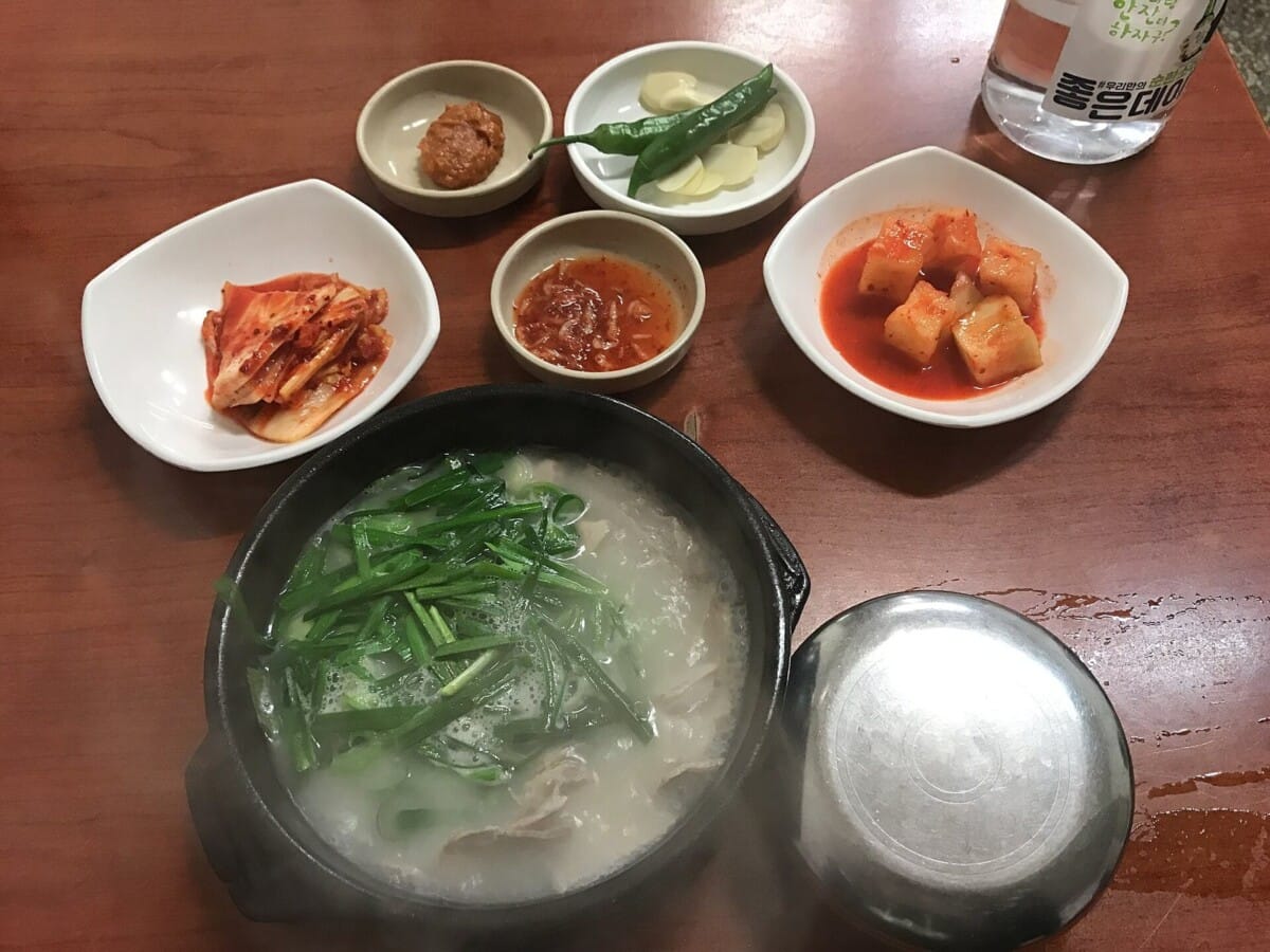 부산 향토 음식 돼지국밥 한 상 차림