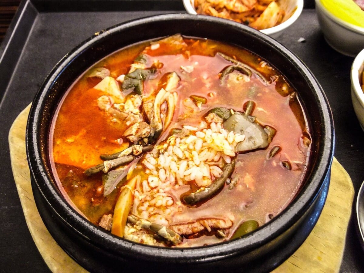 얼큰한 소고기 육개장 국물이 뚝배기에 담긴 모습
