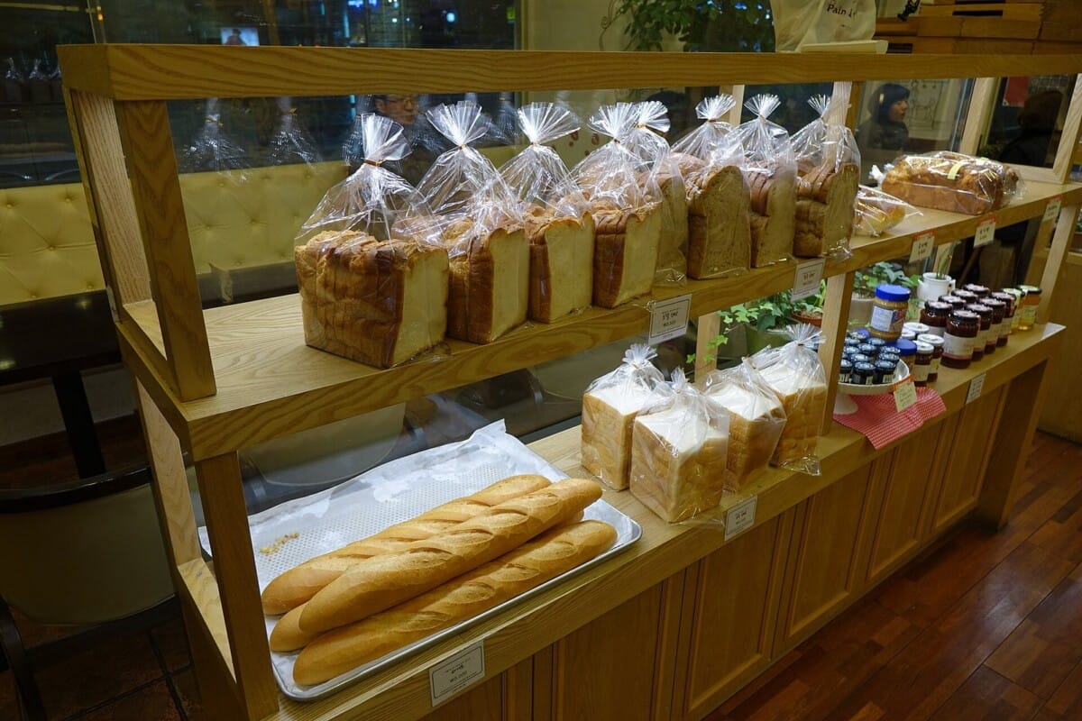 빵의 도시 대전을 상징하는 베이커리 진열대의 식빵과 바게트