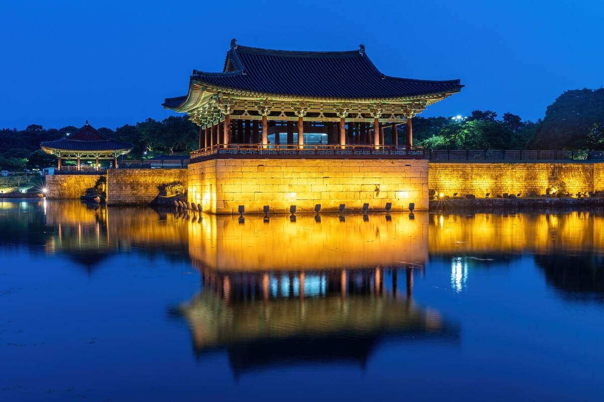 경주 야경 명소인 동궁과 월지의 밤 풍경, 조명이 켜진 누각이 연못에 반사되는 모습