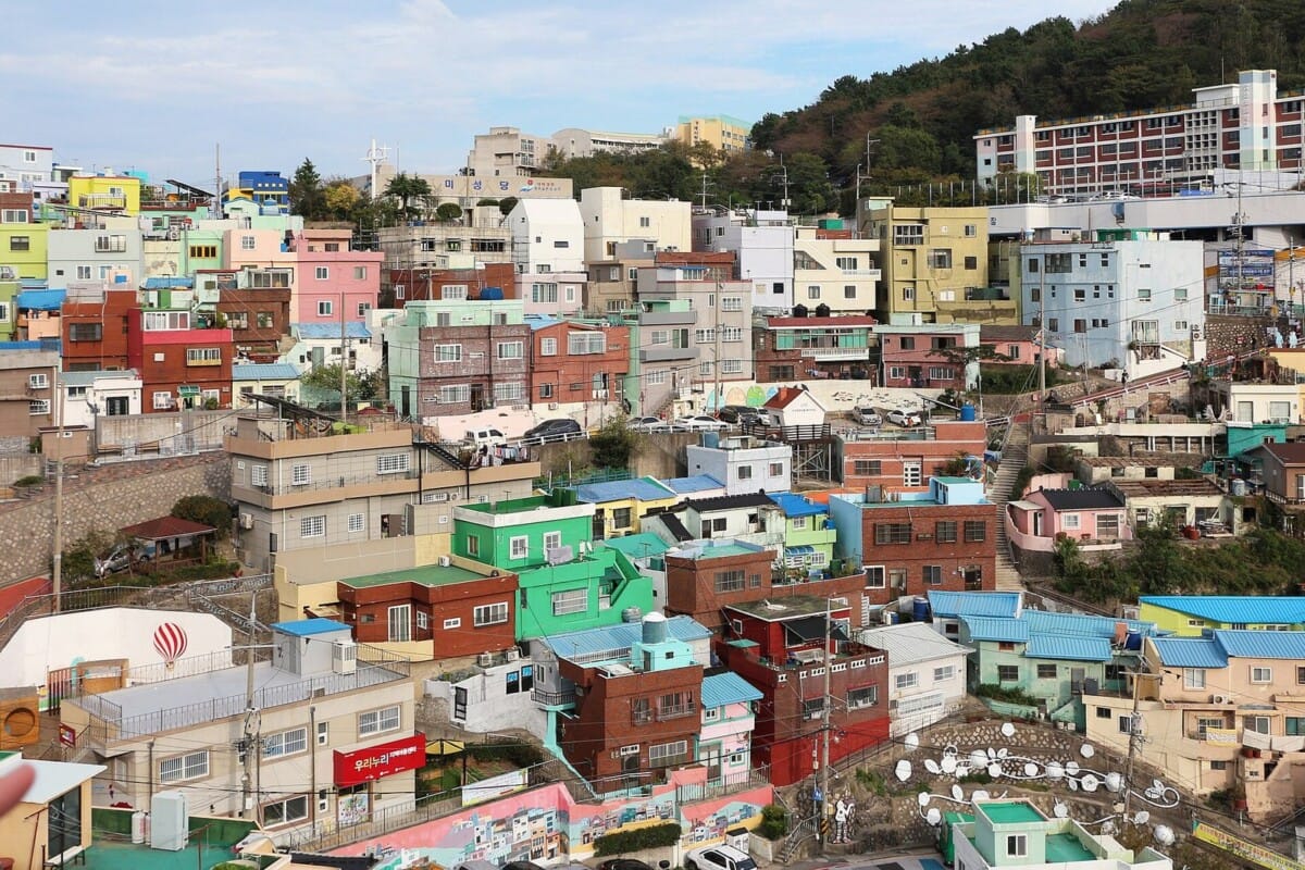 부산 여행 코스 1일차 감천문화마을의 계단식 컬러 주택 전경