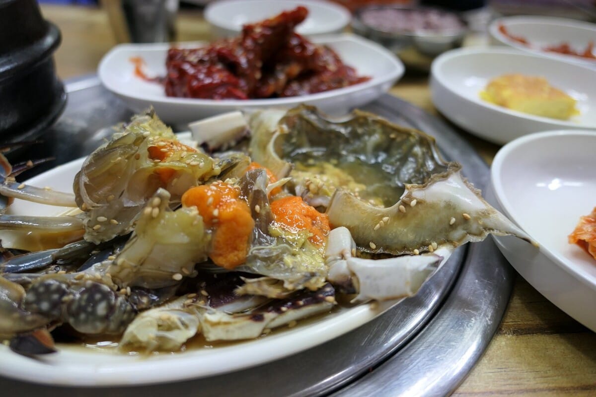 알과 내장이 보이는 꽃게 간장게장 한 접시
