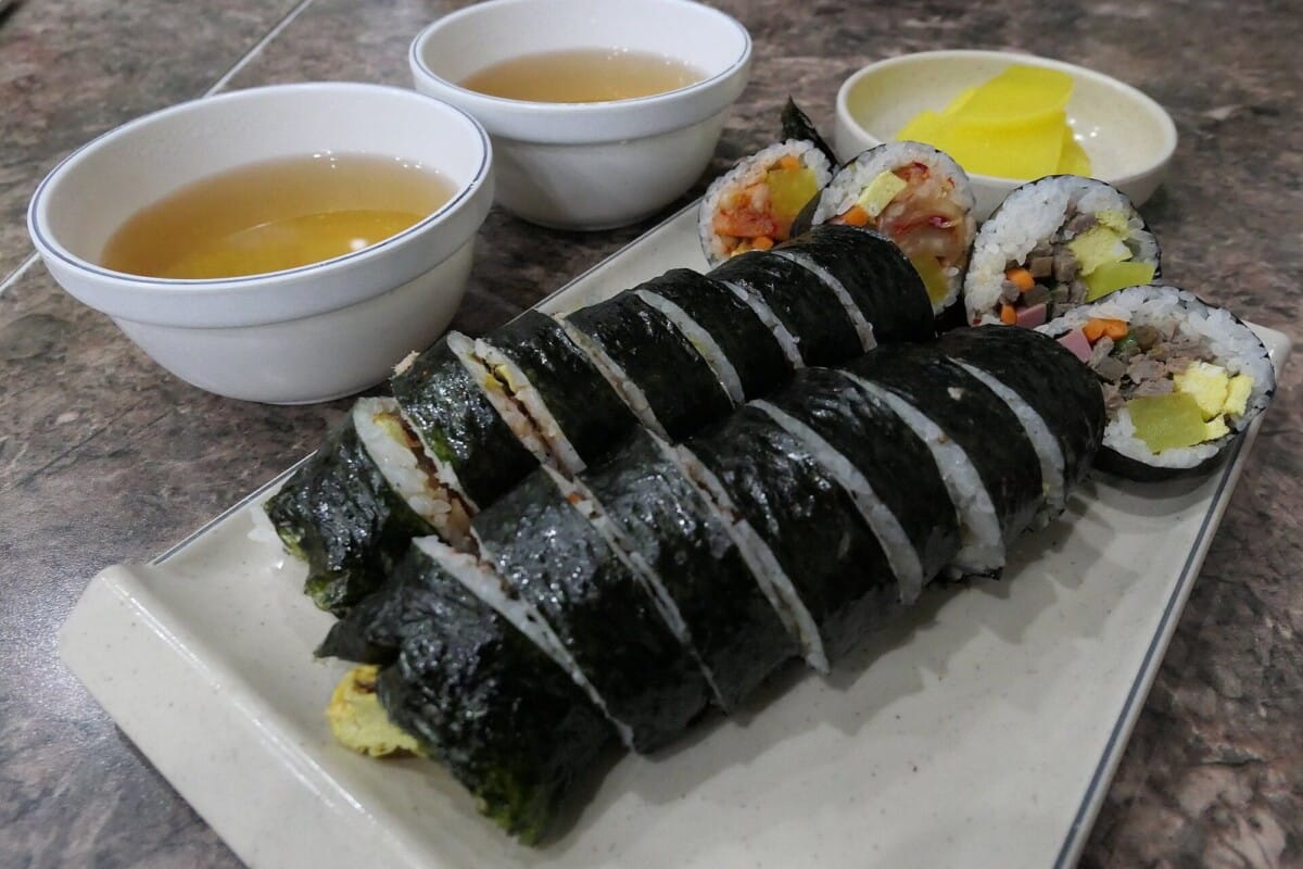 김밥과 단무지, 국물이 함께 나온 분식집 상차림