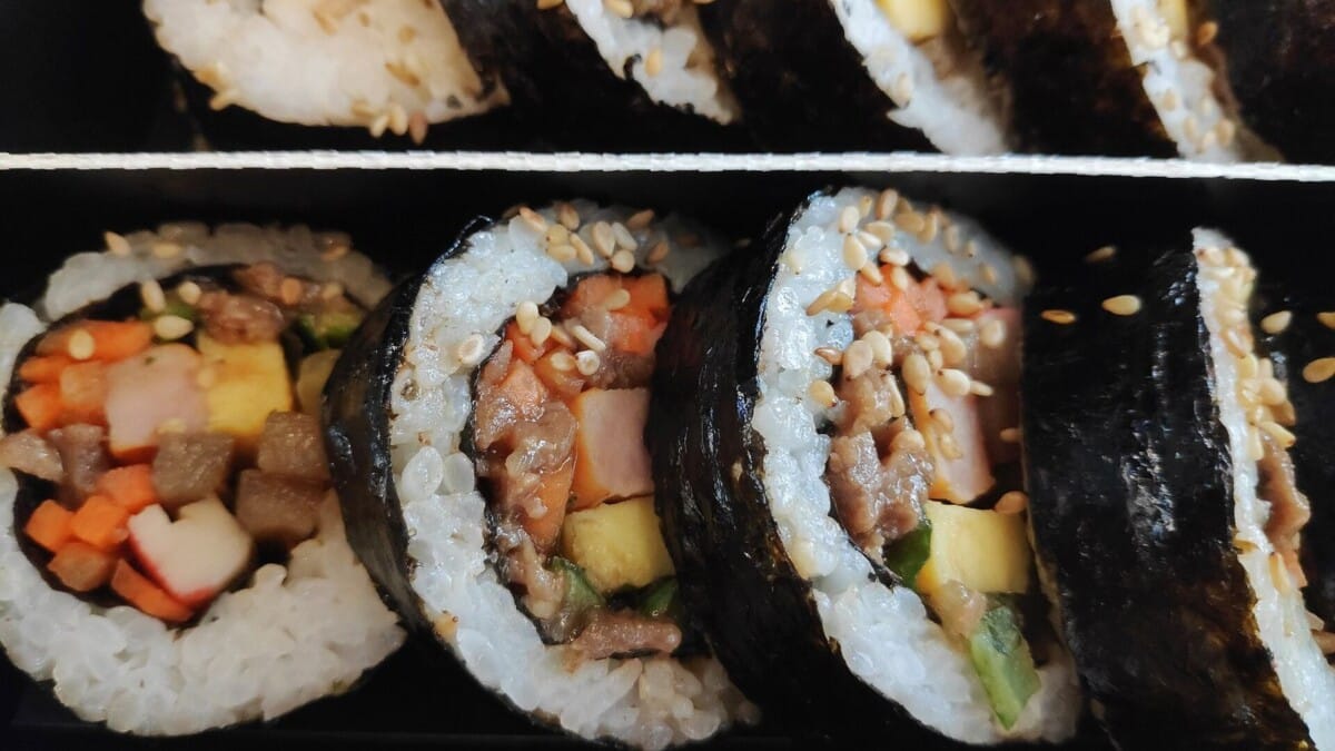 포장 용기에 담긴 김밥 도시락 근접 사진