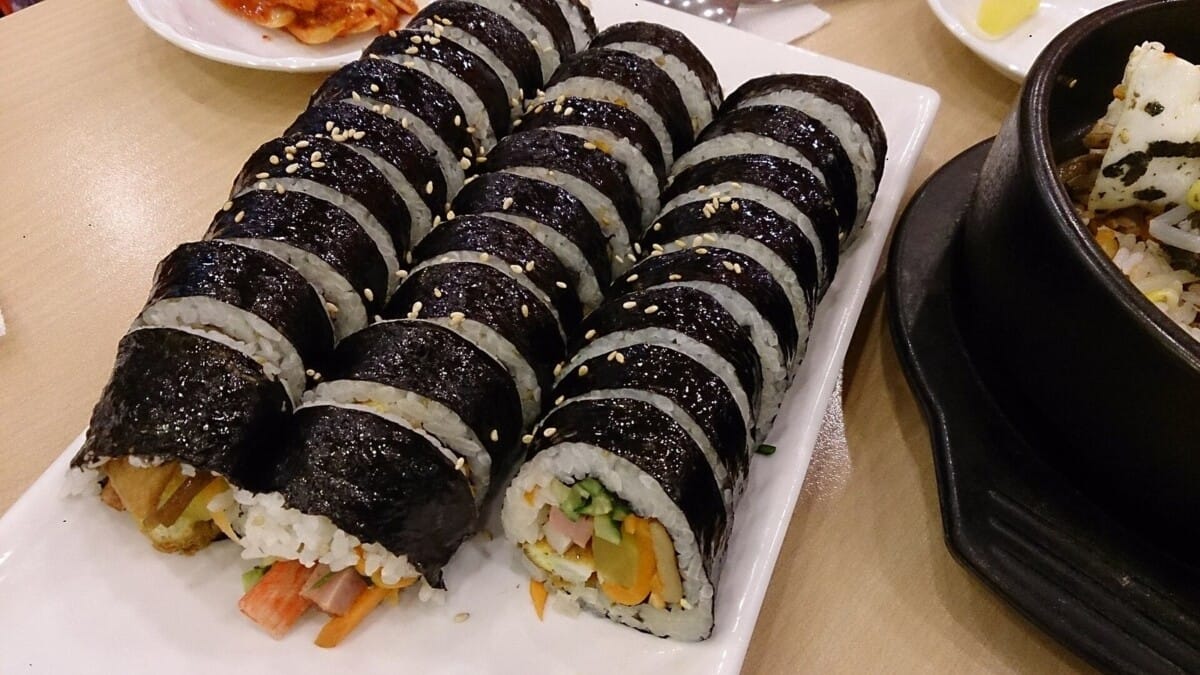 접시에 담긴 기본 김밥 한 줄을 썰어 놓은 모습, 2026년 김밥 가격 기사 이미지