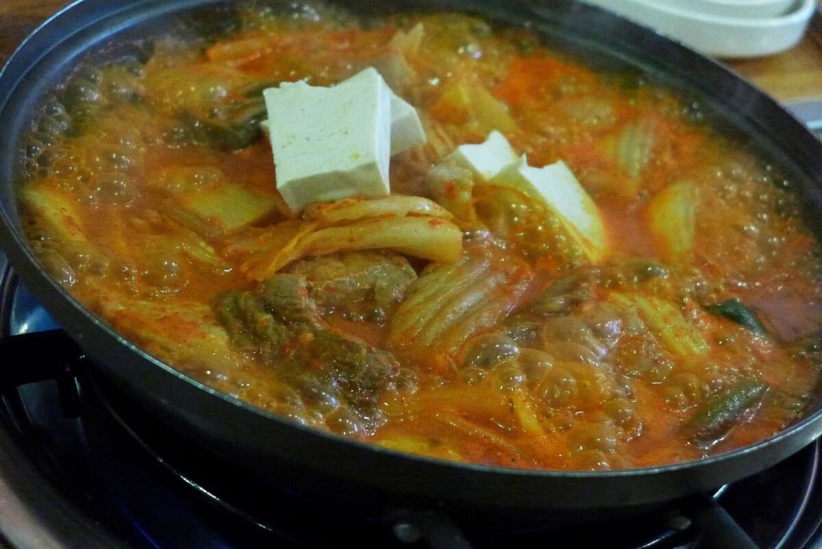 착한가격업소에서 흔히 파는 동네 밥집 메뉴인 김치찌개가 냄비에서 끓고 있는 모습