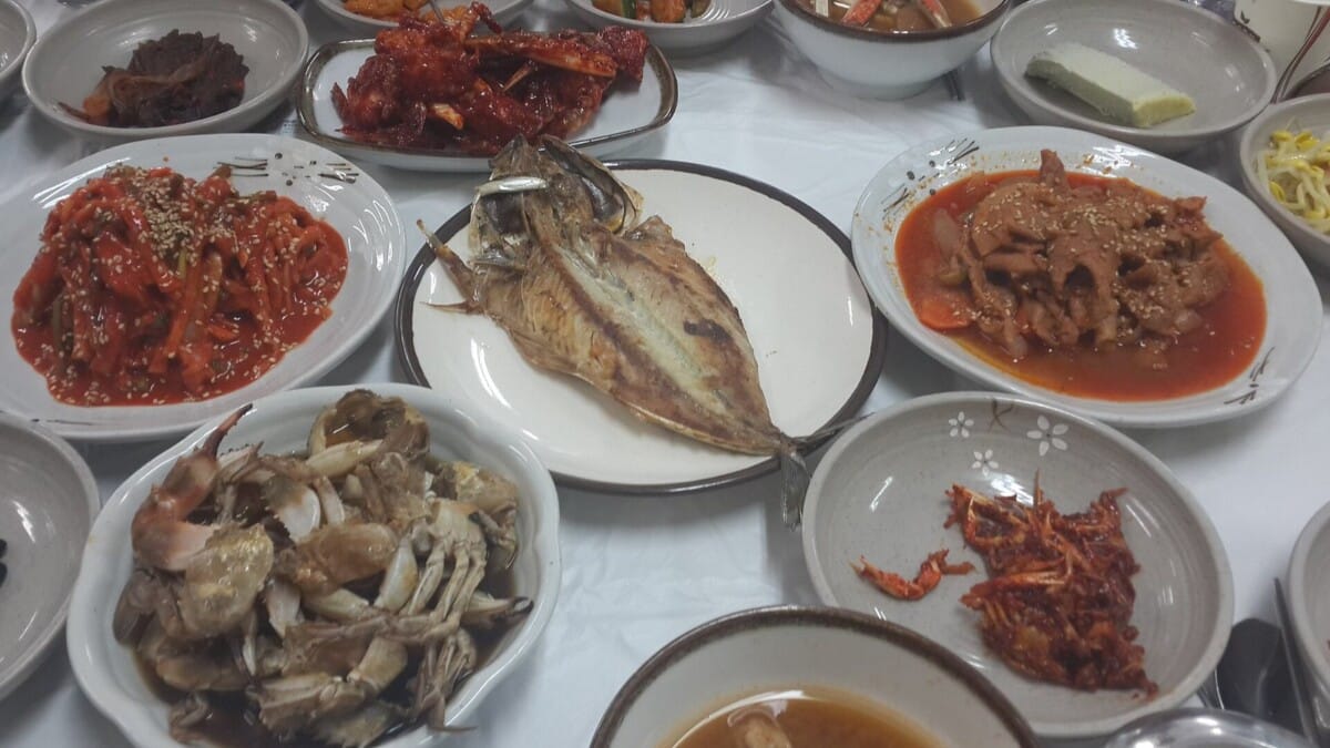 생선구이와 반찬이 함께 차려진 한국식 상차림