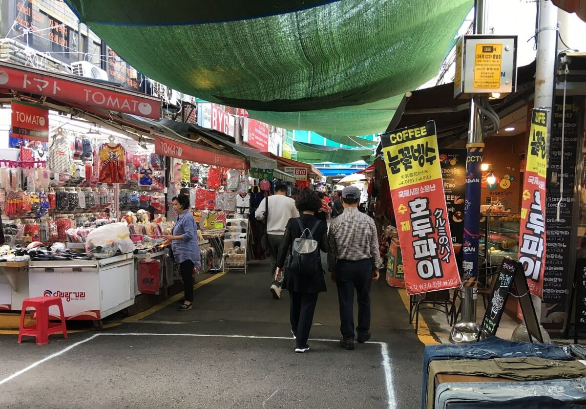 부산 국제시장 아리랑거리 상점 골목