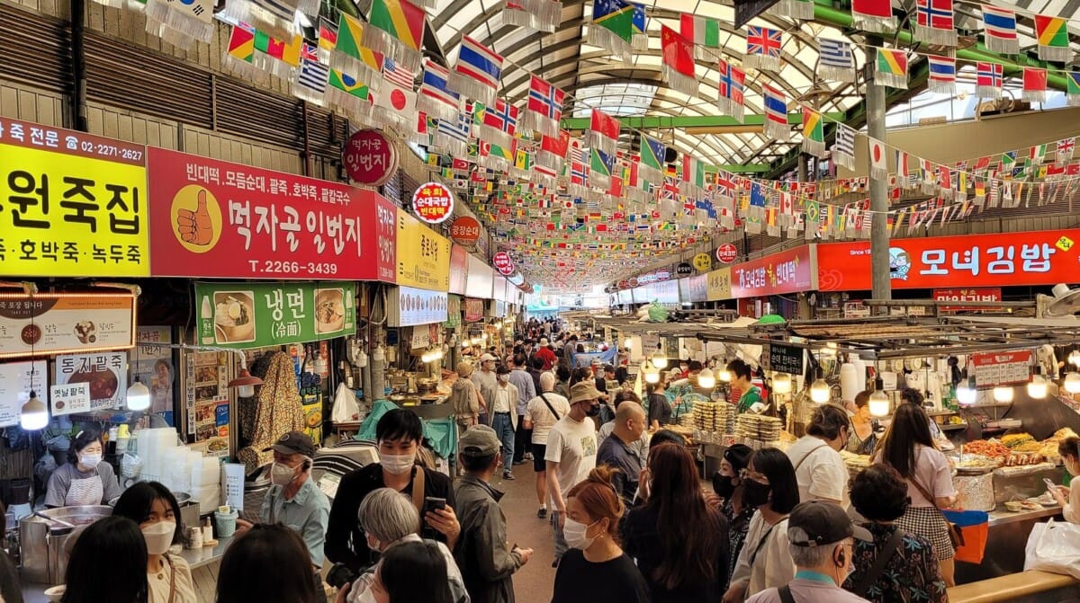 빈대떡·순대·김밥 간판이 늘어선 광장시장 먹자골목 먹거리 노점 풍경