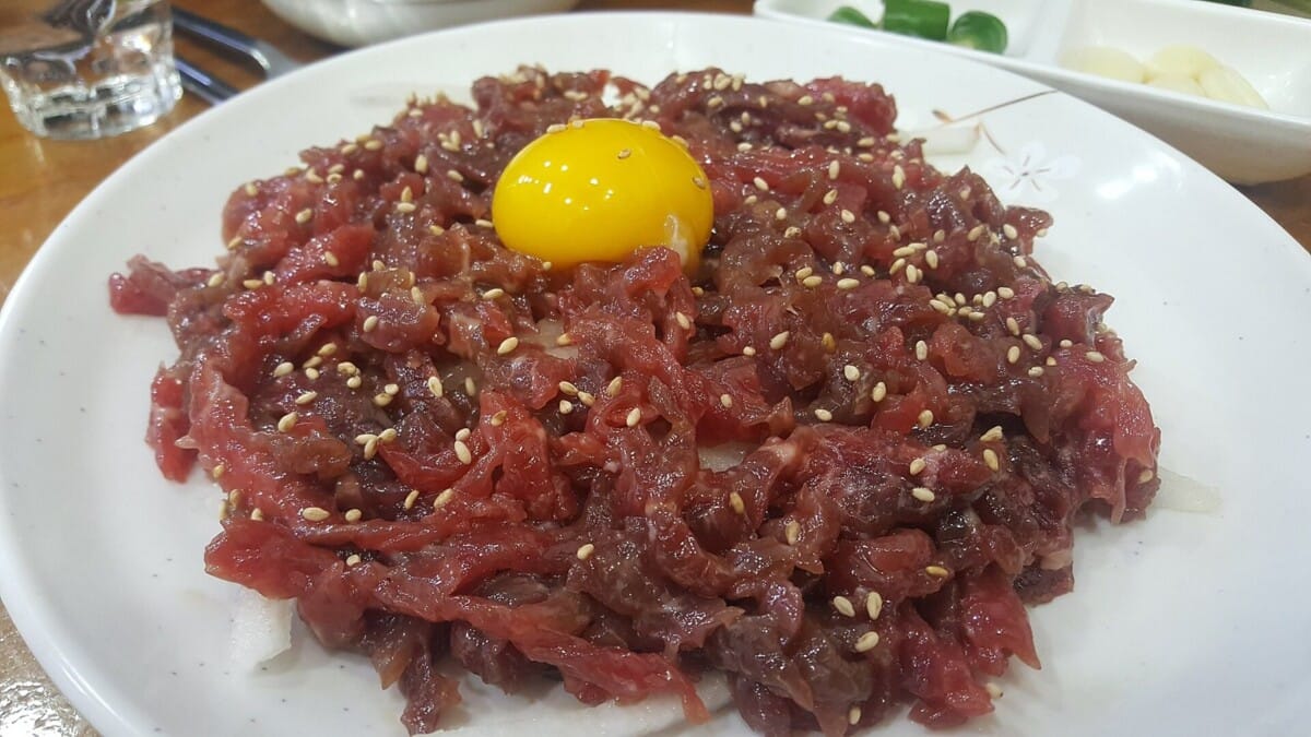접시에 담긴 광장시장 육회와 노른자