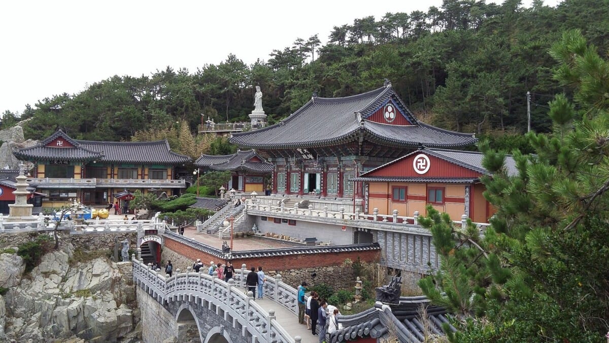 바다 절벽 위에 자리한 부산 기장 해동용궁사 전경