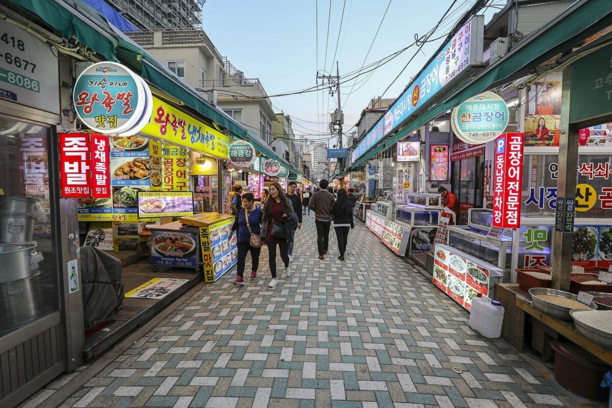 곰장어·족발 가게가 이어지는 부산 해운대시장 먹거리 골목