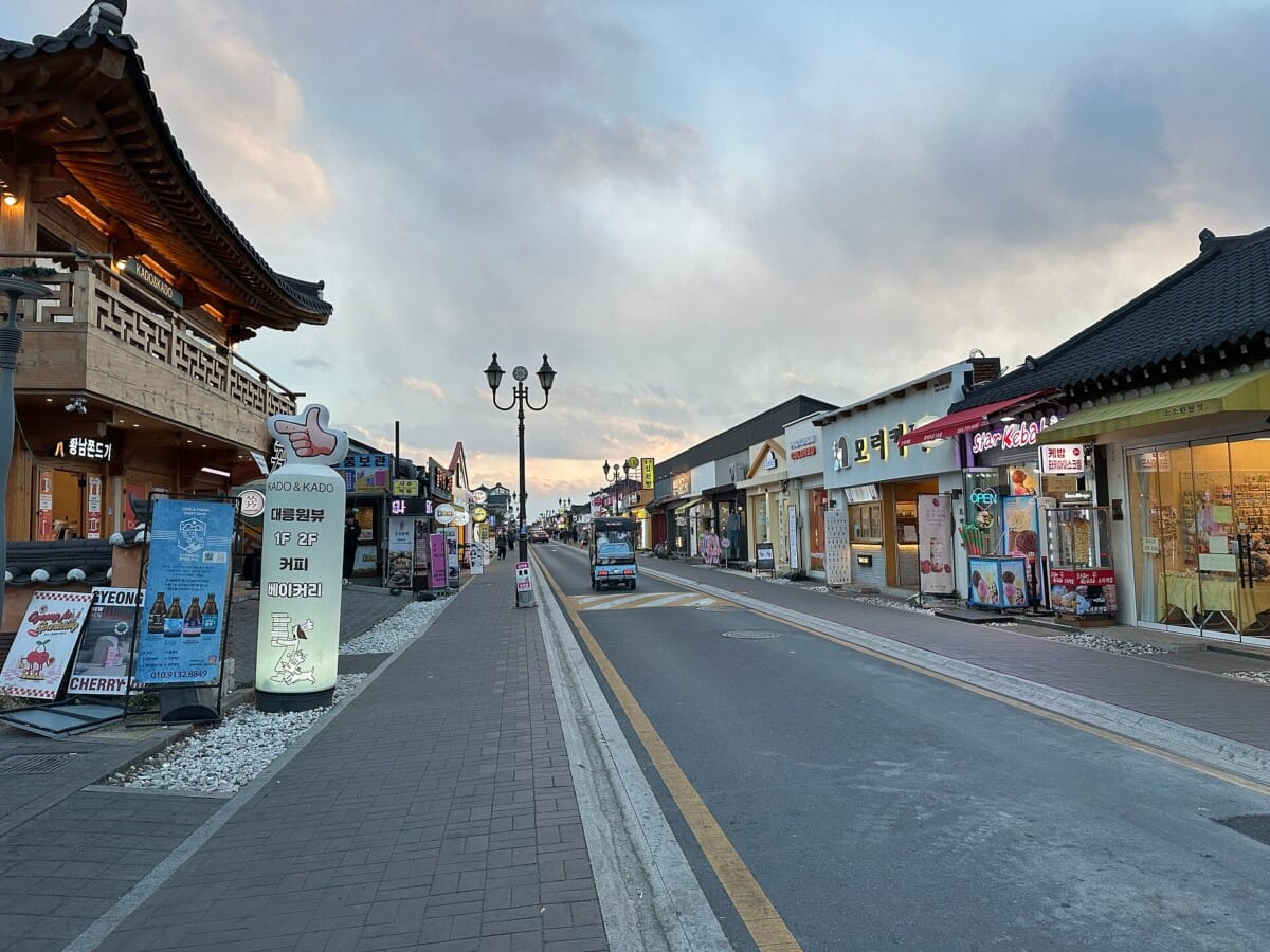 저녁 무렵 경주 황리단길 거리와 상점 풍경