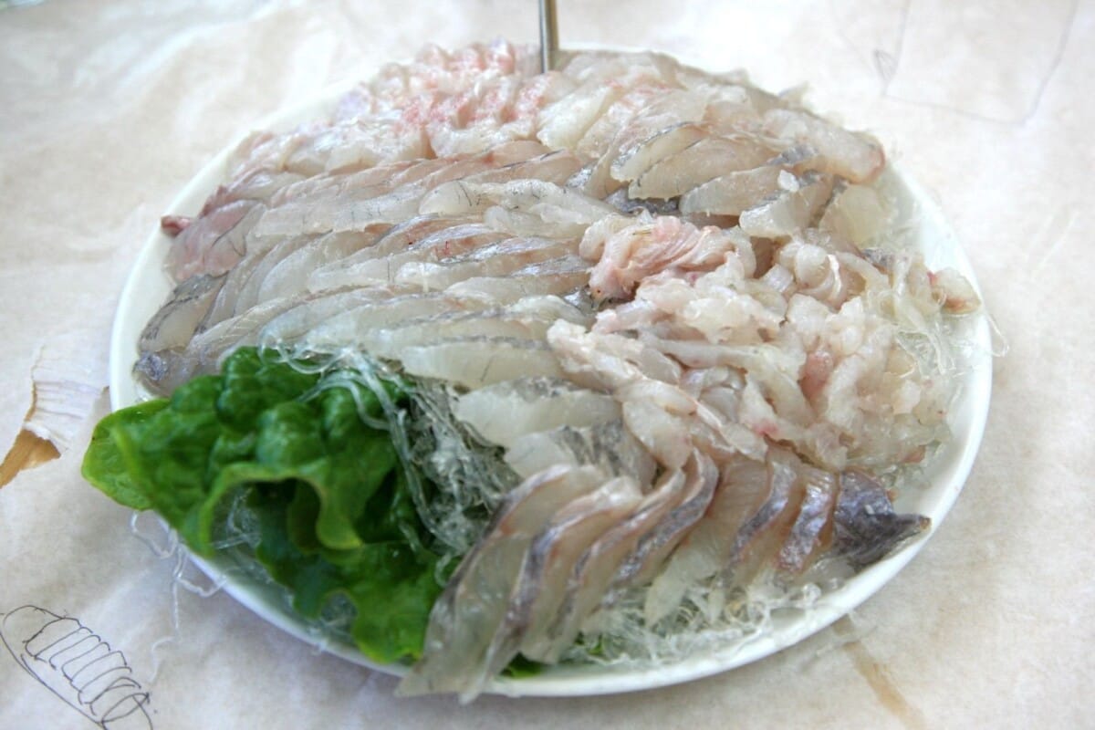 남해안 항구 횟집에서 낸 생선회 한 접시 — 전어회 주문 시 참고용