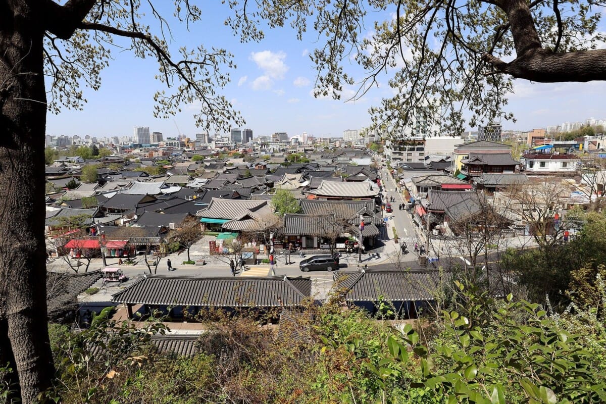 한옥 지붕이 이어진 전주 한옥마을 전경과 주변 상권