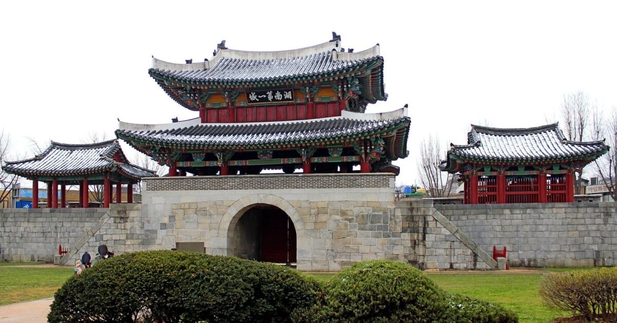 전주 남부시장 입구 표지 역할을 하는 풍남문 전경