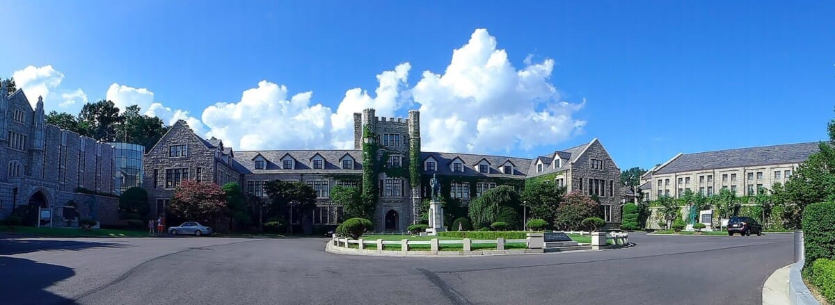 파란 하늘 아래 보이는 서울 중앙고등학교 본관 전경