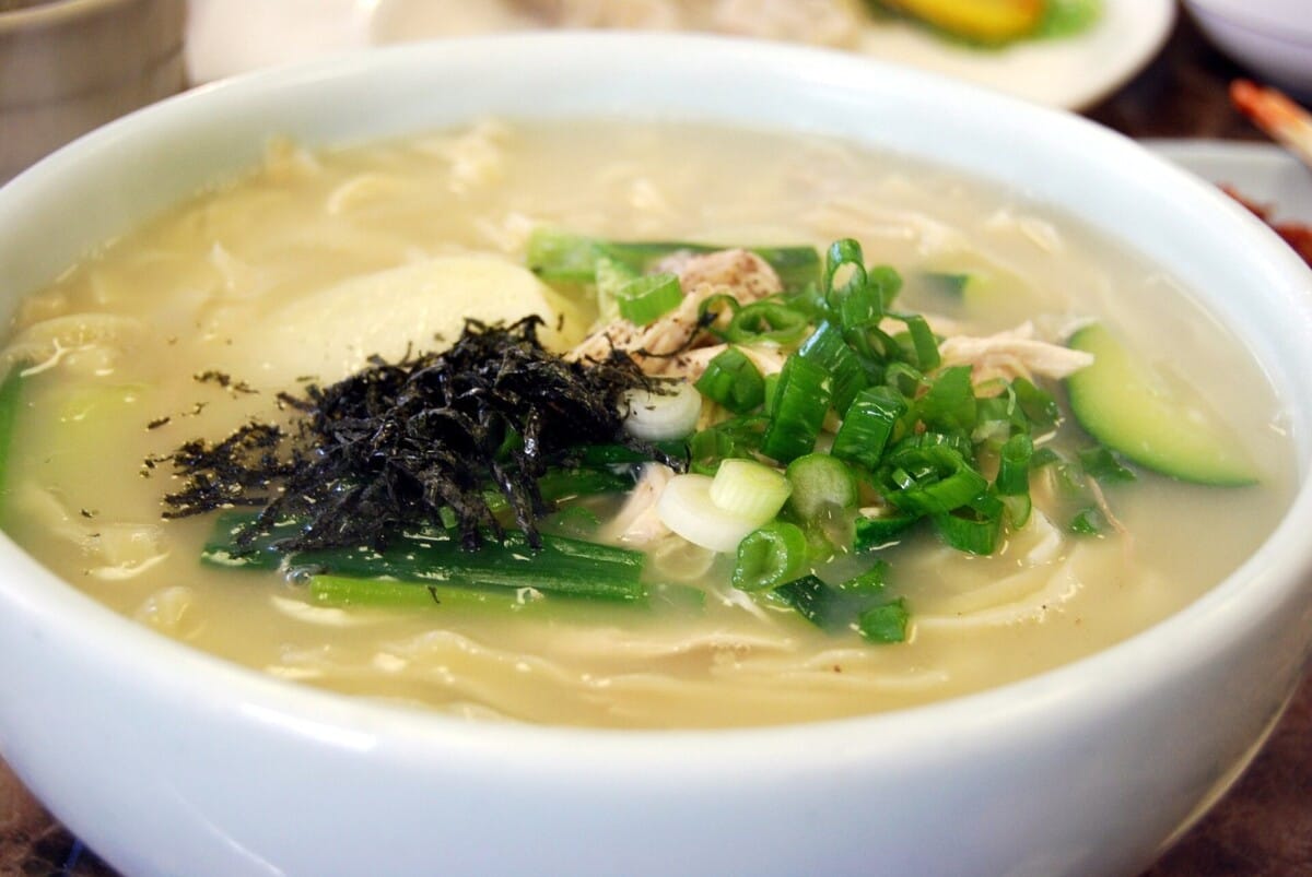 동네 국숫집에서 파는 칼국수 한 그릇