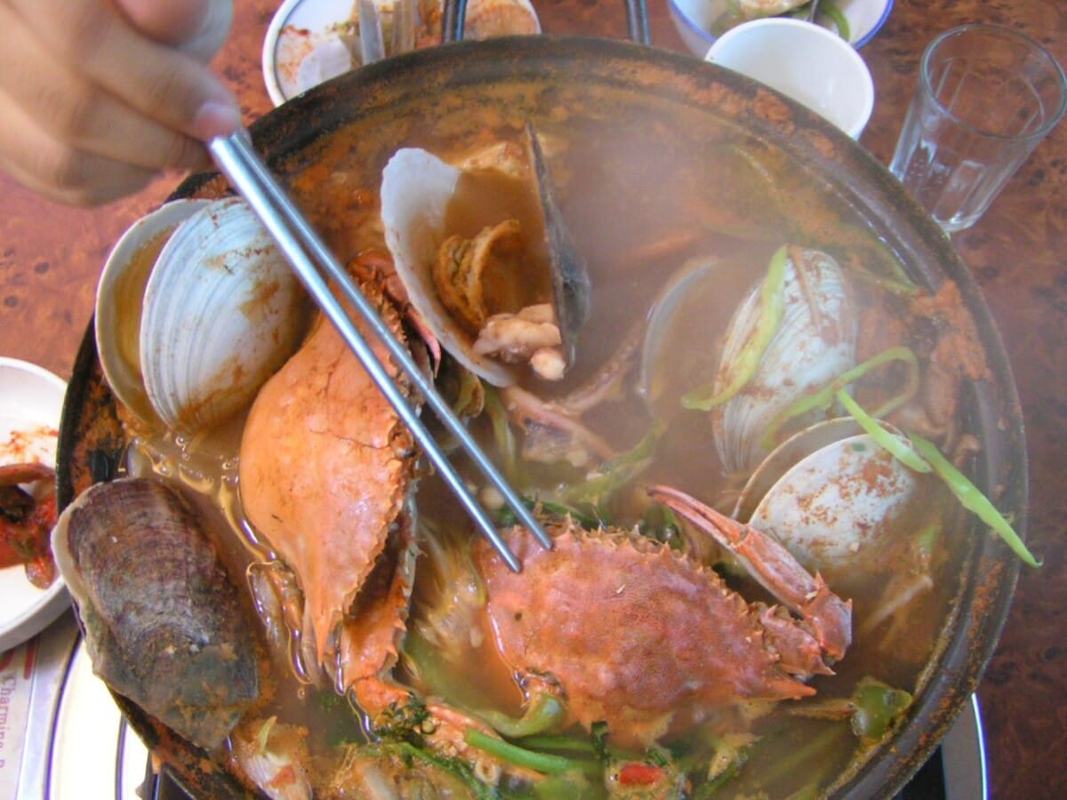 꽃게와 조개를 넣고 끓인 얼큰한 꽃게탕 냄비