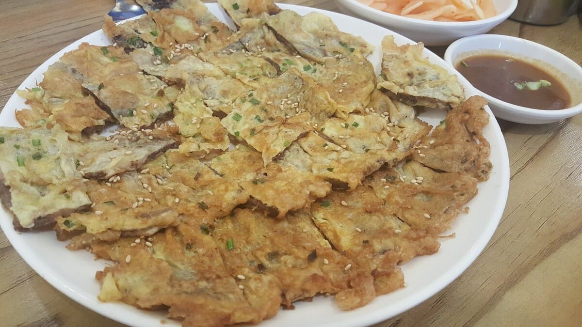 소고기를 얇게 저며 달걀옷을 입혀 부친 육전 한 접시