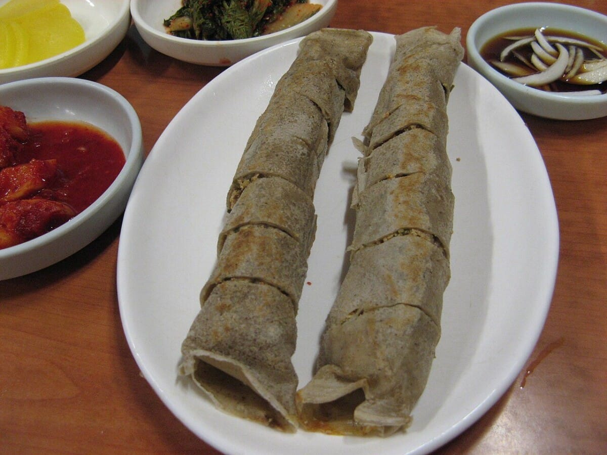 봉평 장터 먹거리로 알려진 메밀전병 두 줄과 곁들임 반찬