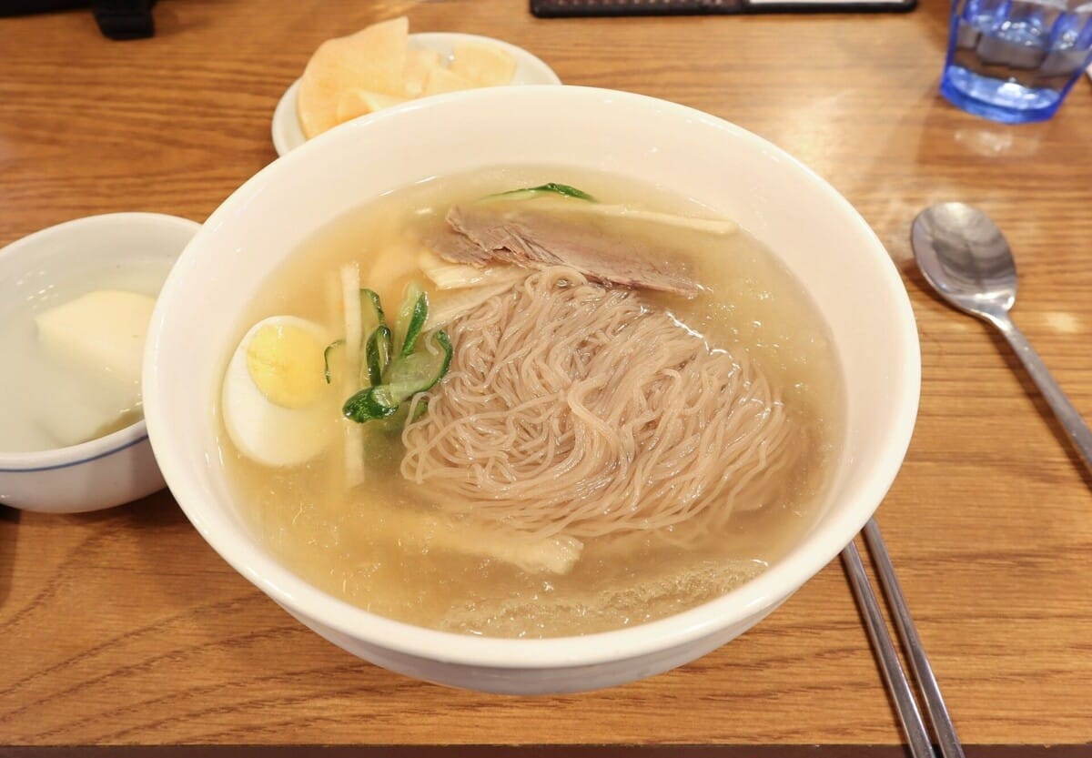 맑은 육수에 메밀면과 편육·삶은 달걀 고명을 올린 평양식 물냉면 한 그릇