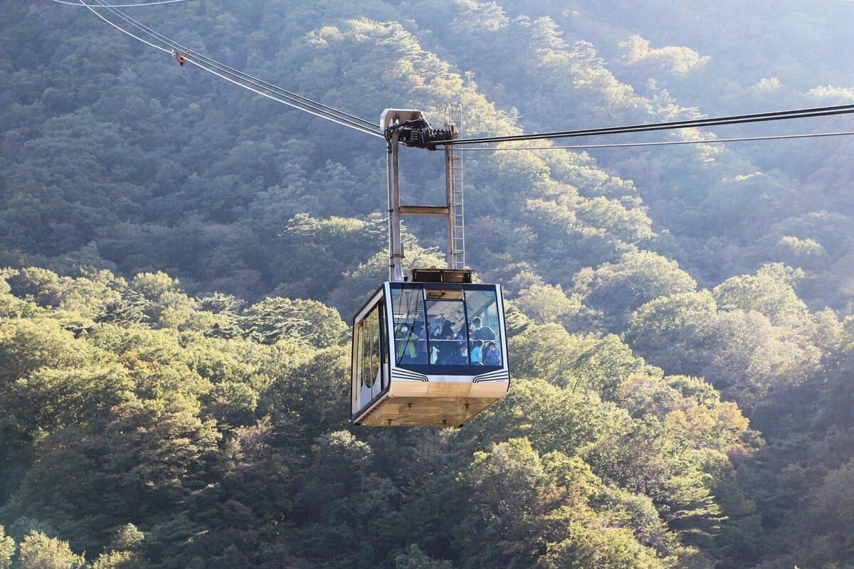 설악산 능선 위를 지나는 설악 케이블카 곤돌라