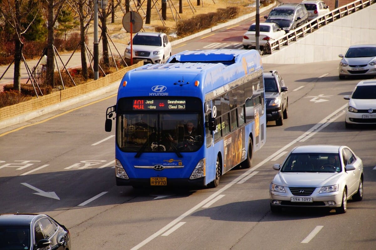 서울 시내를 달리는 파란색 간선버스, 대중교통비 환급 대상인 버스 이용 장면
