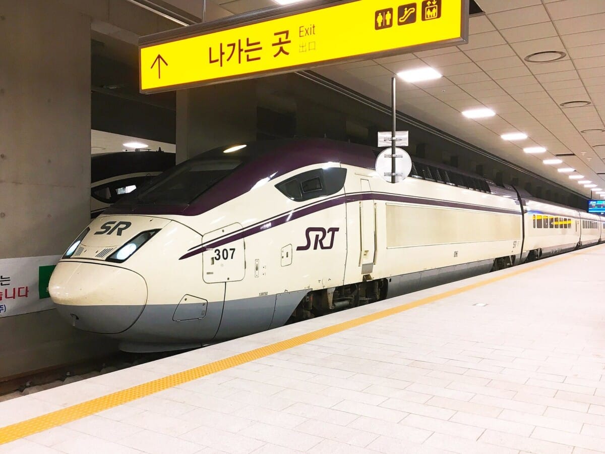 수서역 승강장에 정차한 SRT 열차, 코레일 통합회원 전환 안내