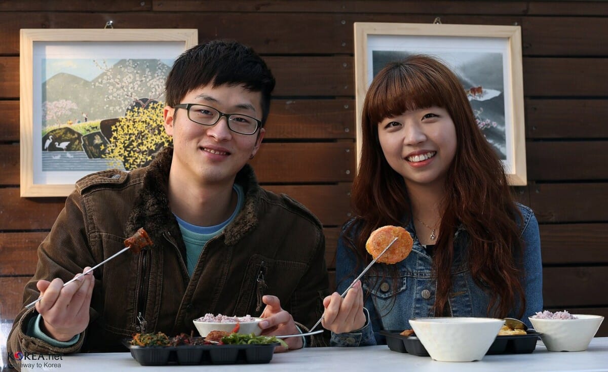 통인시장 엽전 도시락 카페에서 도시락을 먹는 방문객