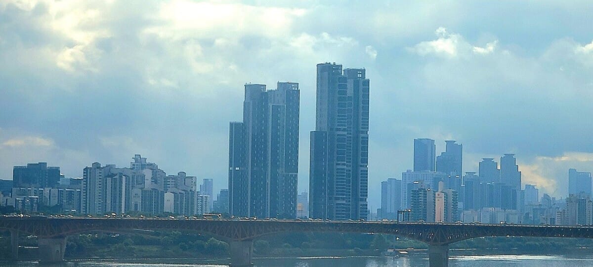 월세 세액공제 대상이 되는 서울 도심의 아파트와 주거 건물 전경
