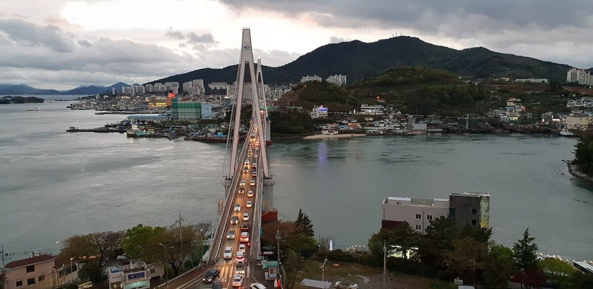 돌산공원에서 내려다본 여수 돌산대교와 해질 무렵 여수항