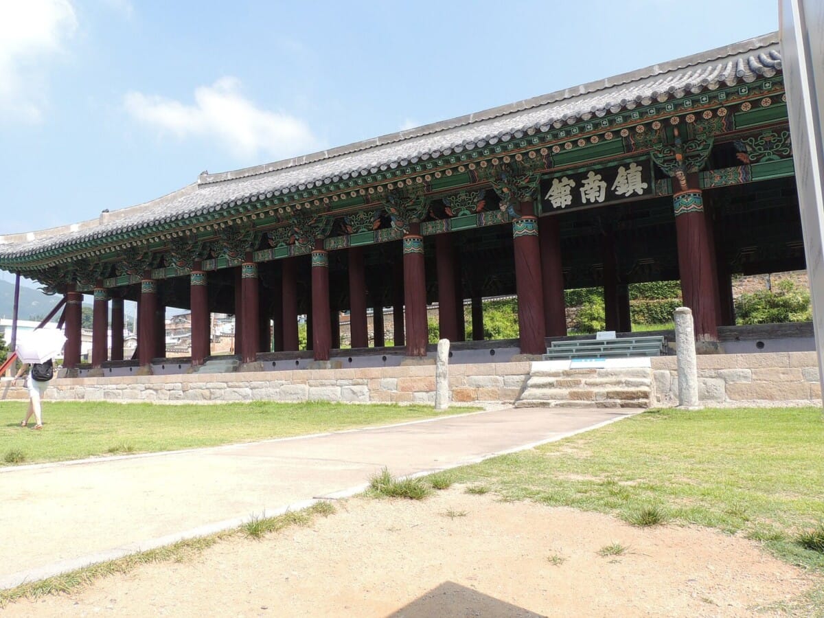 국보 여수 진남관의 정면 전경과 기둥 열