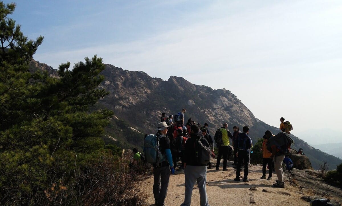 늦은 오후 북한산 능선에 모여 있는 등산객들