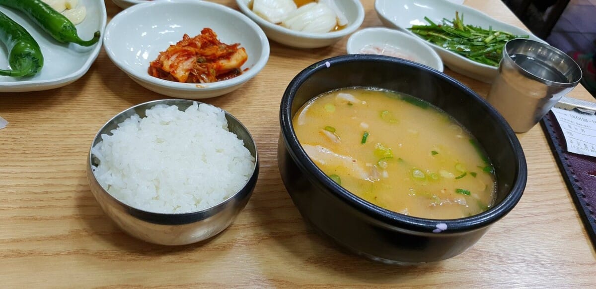부산 먹거리 대표 메뉴인 돼지국밥 한 상 차림과 공깃밥, 김치, 부추무침