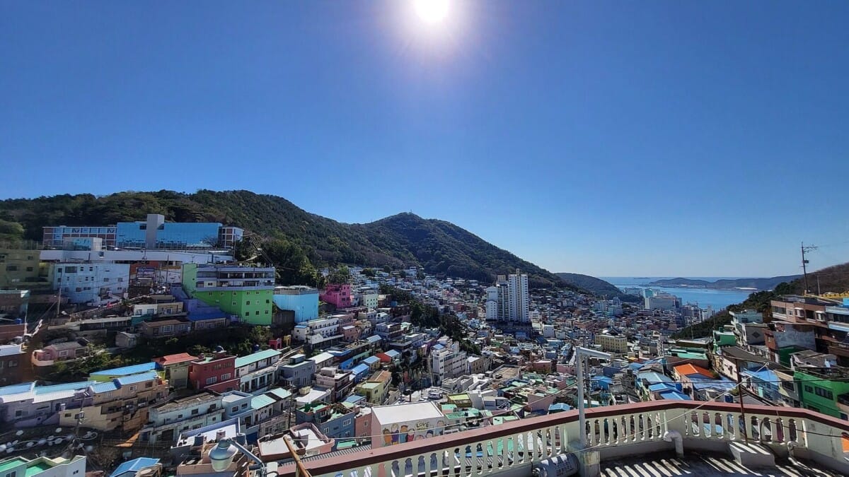 파란 하늘 아래 계단식으로 늘어선 부산 감천문화마을 전경