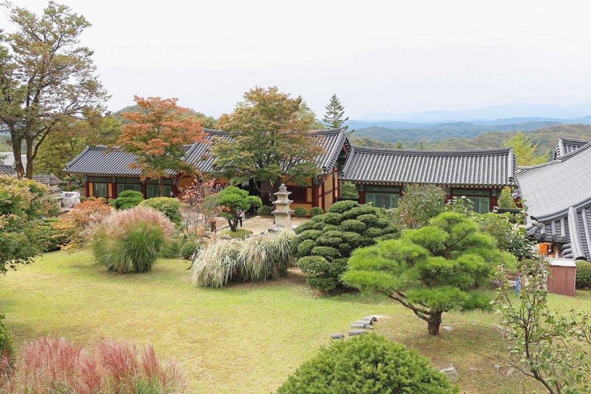 가을 여행지로 꼽히는 경북 영주 부석사 경내의 가을 풍경